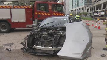 屯門鳴琴路私家車與消防車相撞　消防車翻側釀7傷送屯門醫院救治
