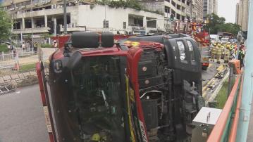 屯門消防車被私家車撞至翻側七人受傷　工程師料司機未見到十字路口消防車駛至