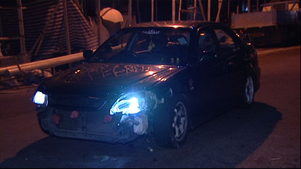 深水埗私家車衝路障一名警員傷