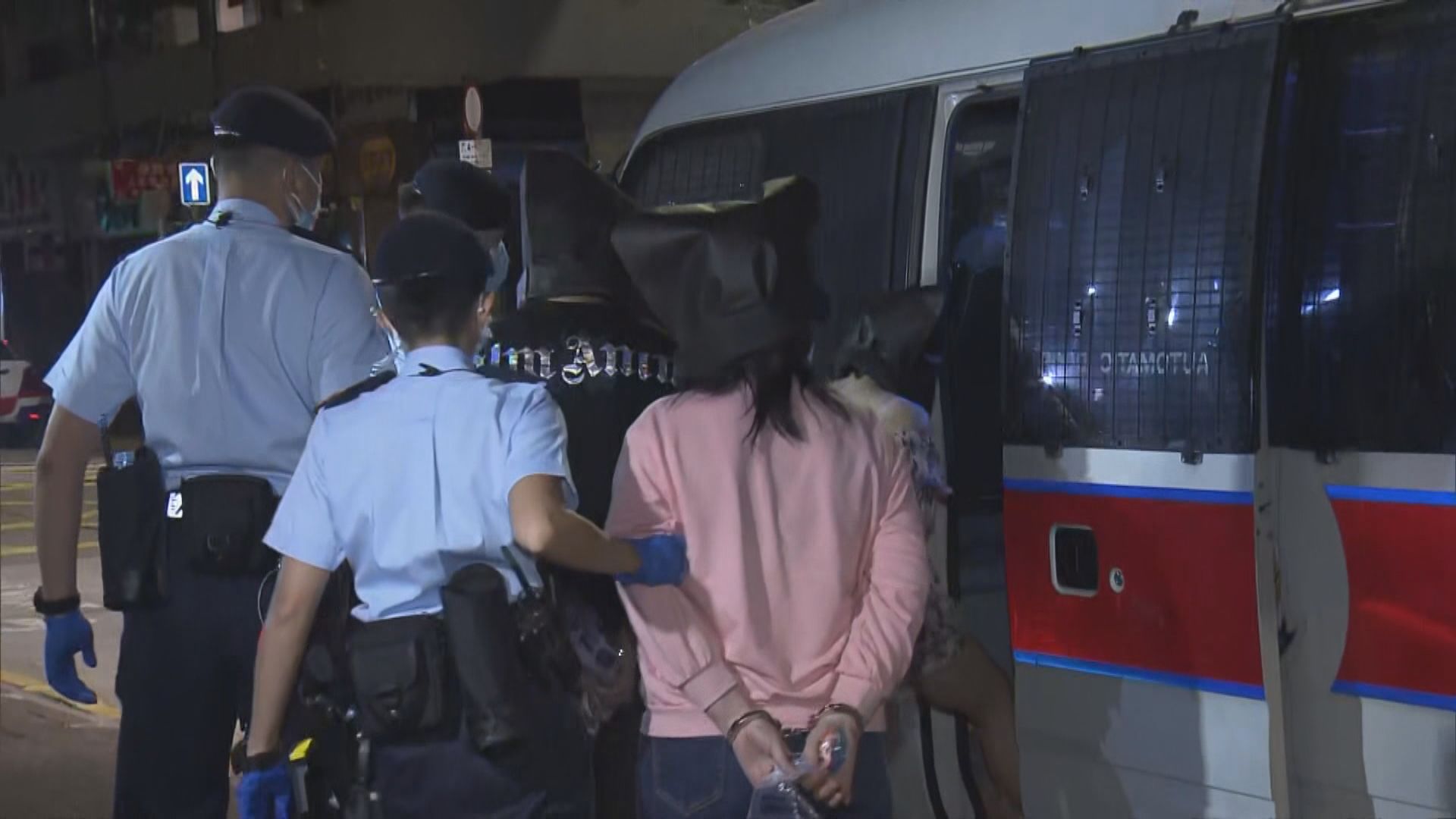 警方反黑搜查西九及荃灣多處地點　廿多人被捕