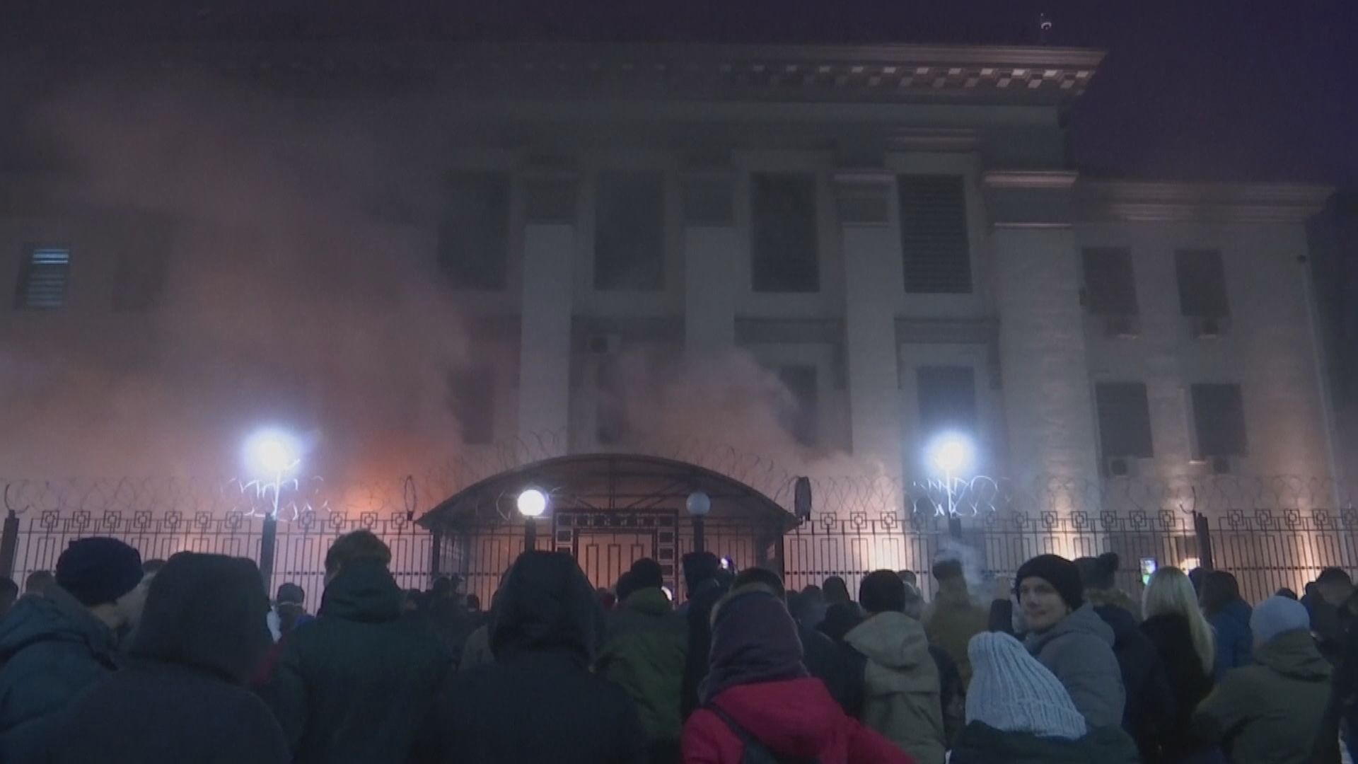 烏克蘭首都有數十人於俄羅斯大使館外示威