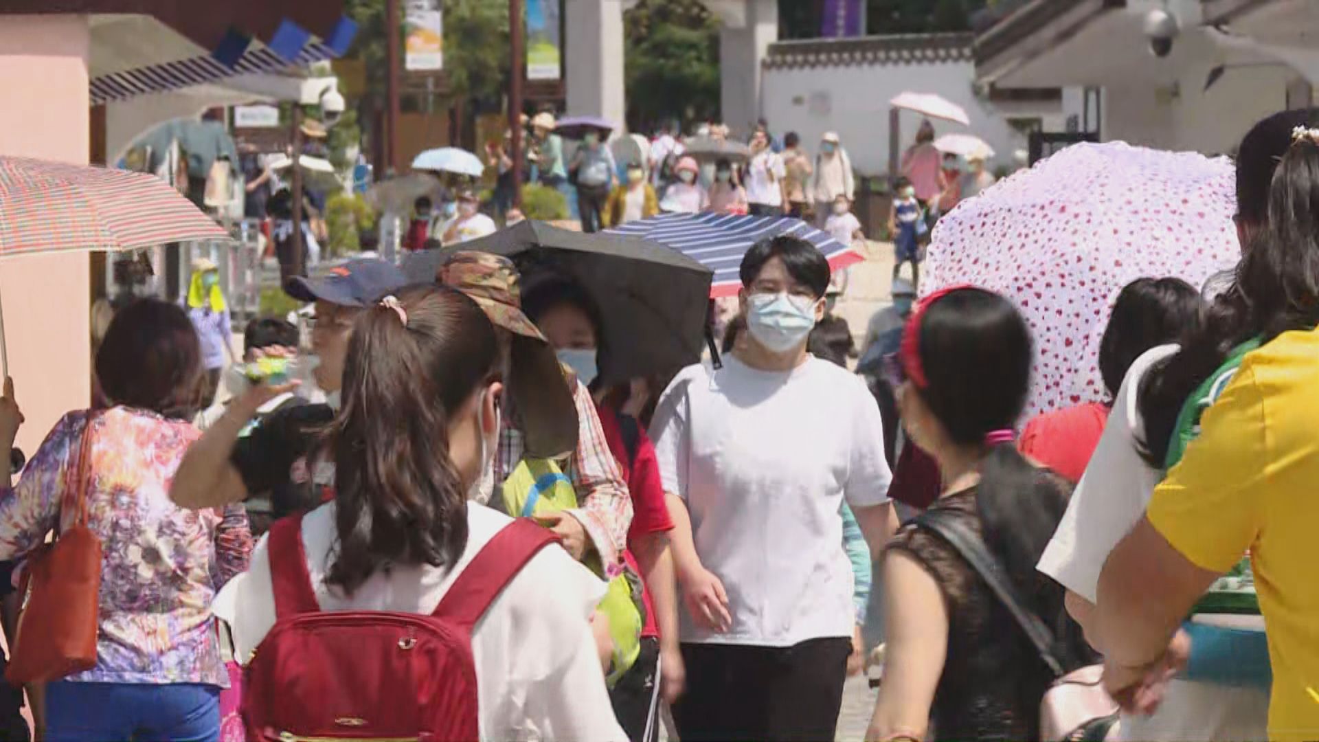 巿民趁假期到大嶼山郊遊　昂坪360現人龍