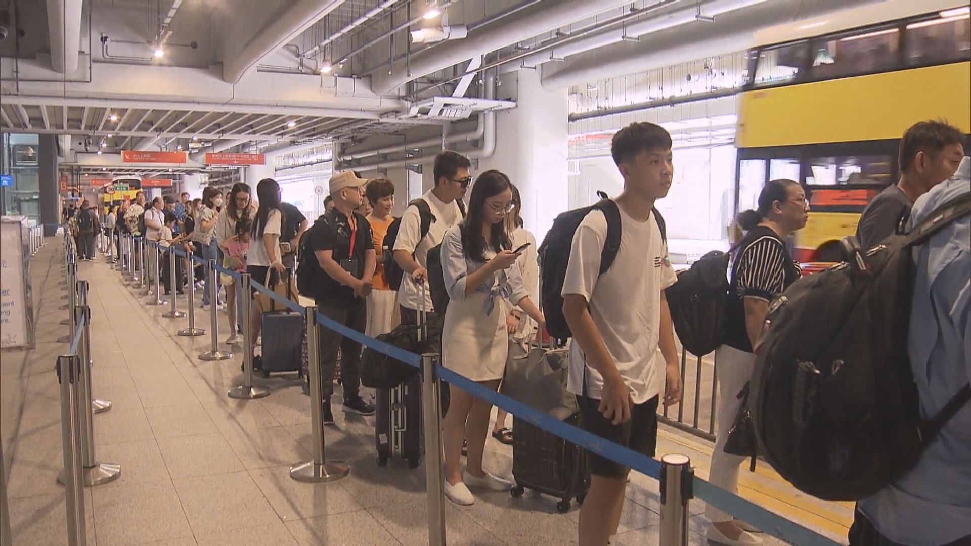 再有郵輪泊港的士站一度大排長龍 旅客批配套設施落後