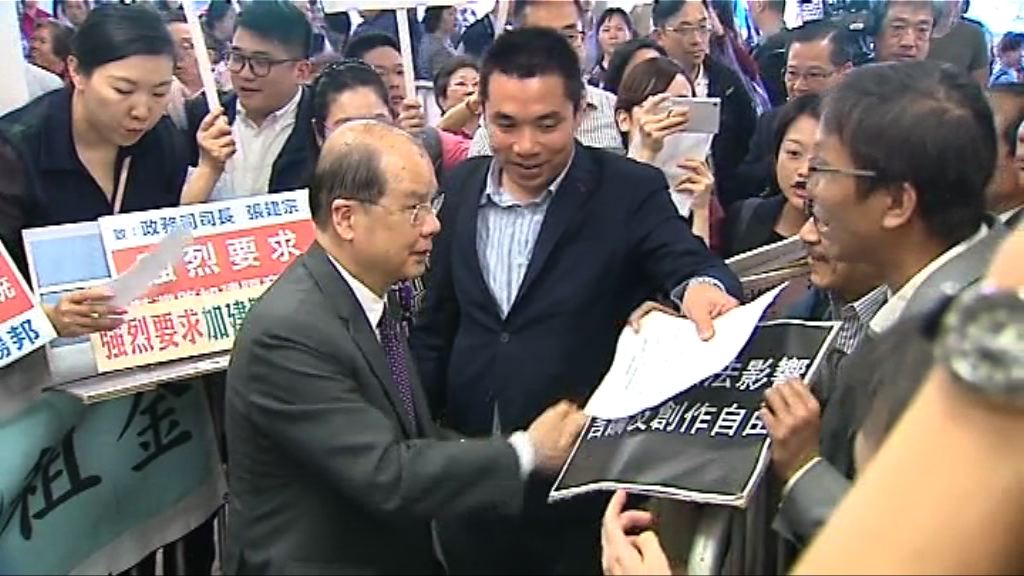 建制泛民團體向張建宗請願時互相指罵