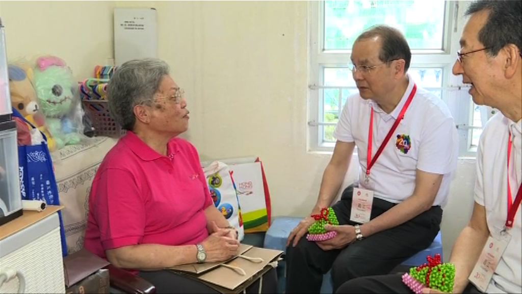 張建宗到深水埗探訪獨居長者