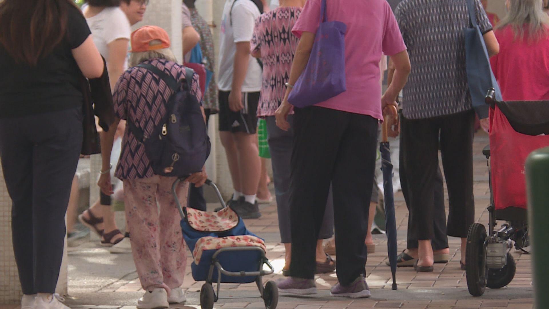 政府即日起向長生津及綜援人士發放額外「半糧」
