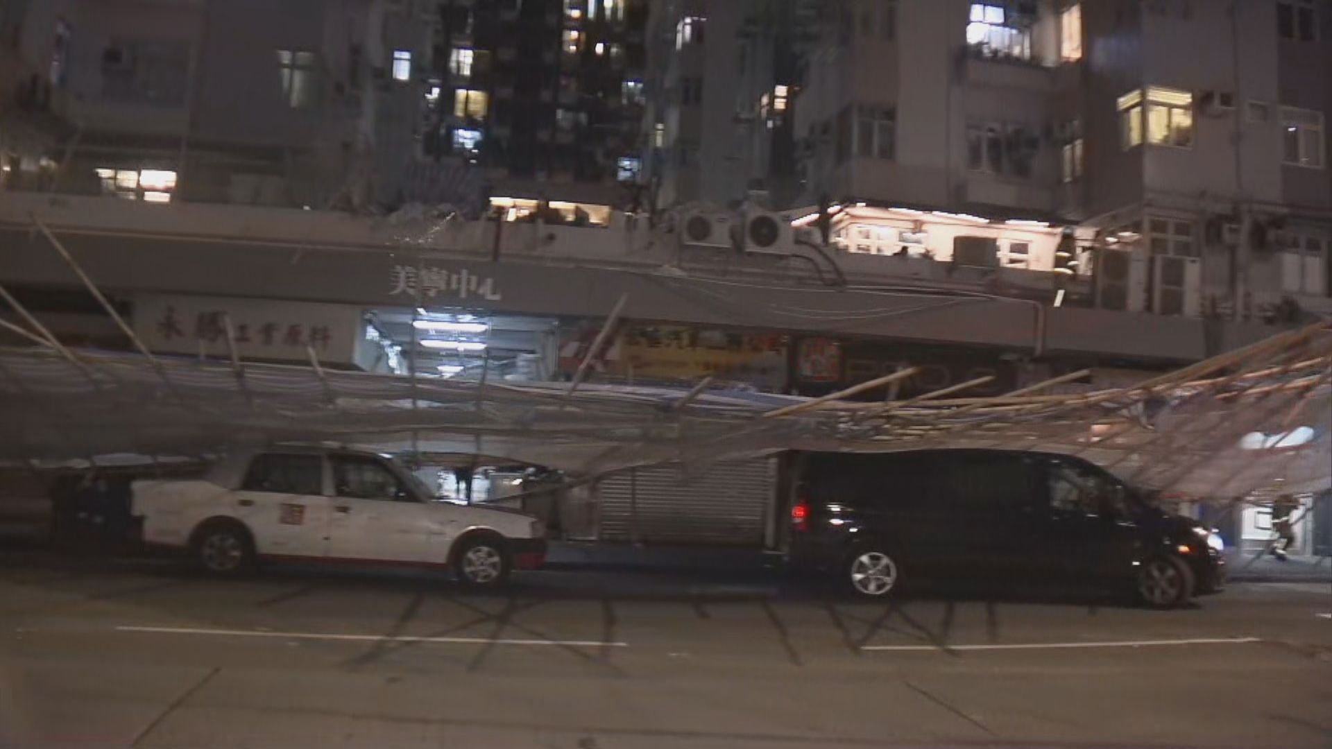 長沙灣棚架被強風吹倒壓兩車