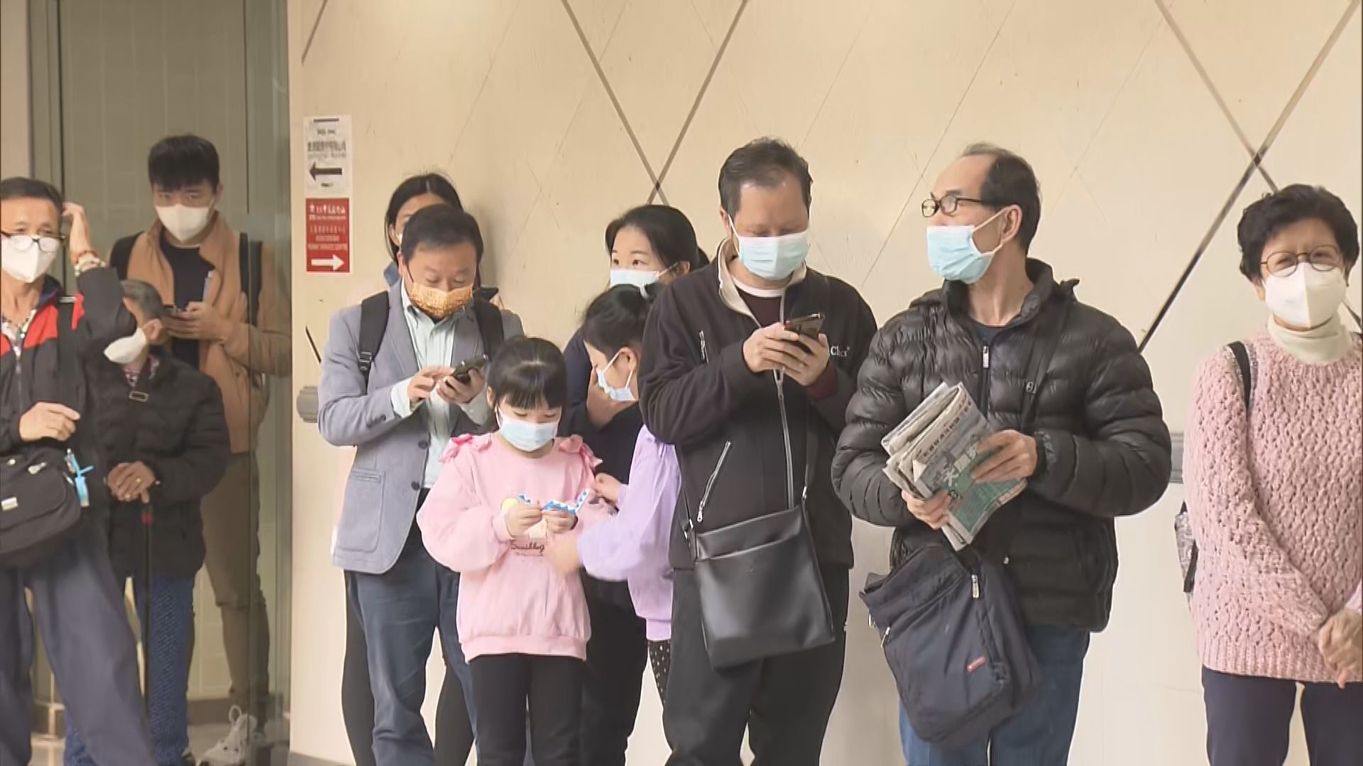 中旅社辦證中心預約名額爆滿　有市民提早三小時排隊 