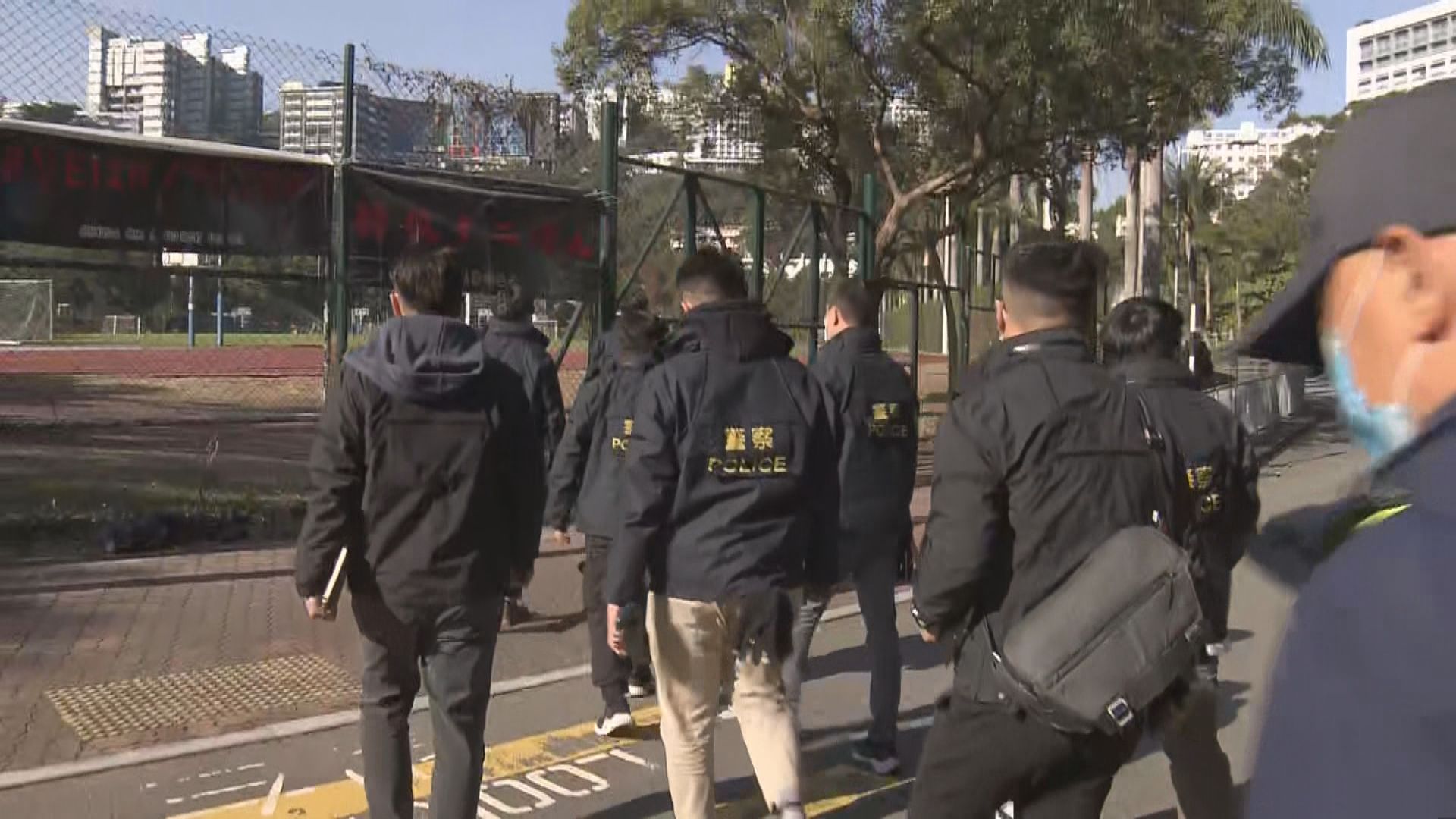 警方到中大調查保安檢查站被撒白色粉末案件