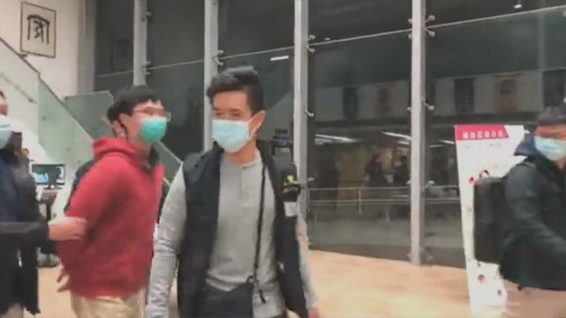 警員拘捕三名中大學生並進入校園搜證