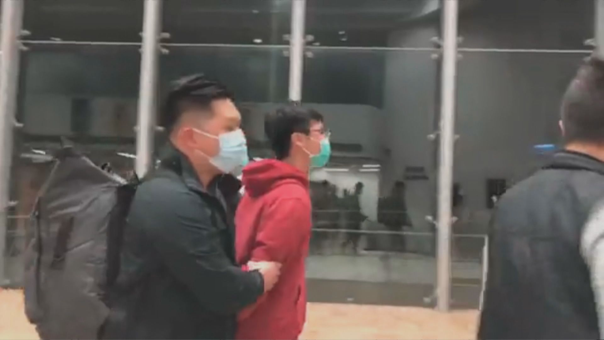 警方拘捕三名中大學生並進入校園搜證