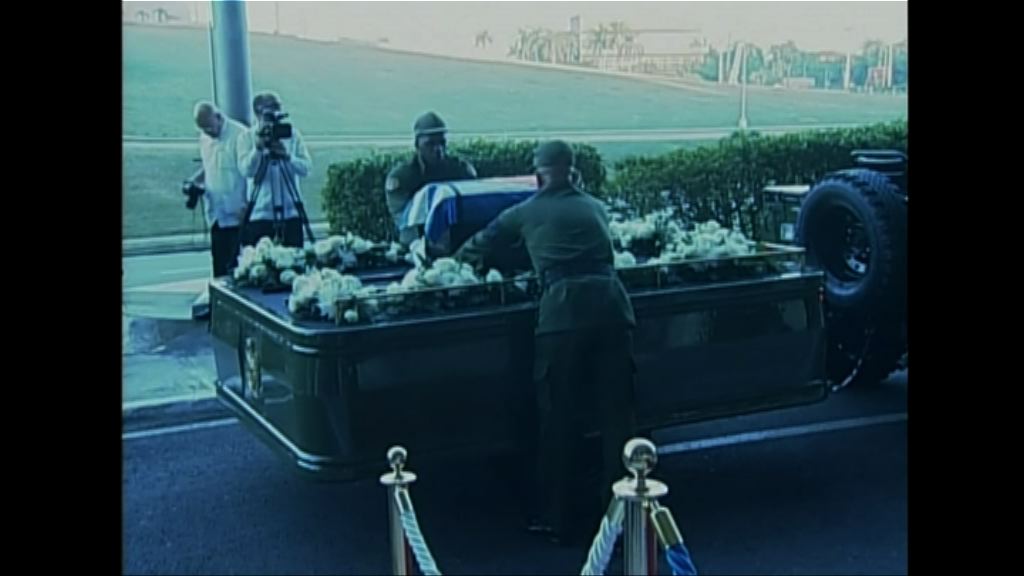 卡斯特羅靈車啟程往聖地亞哥