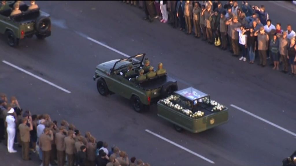 卡斯特羅靈車啟程往聖地亞哥