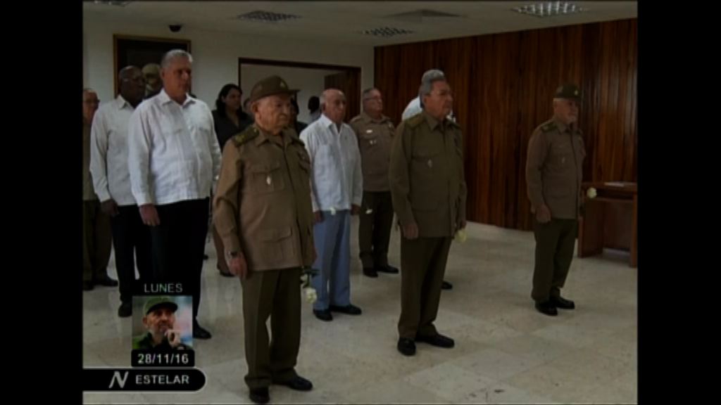 勞爾率領官員向卡斯特羅致意