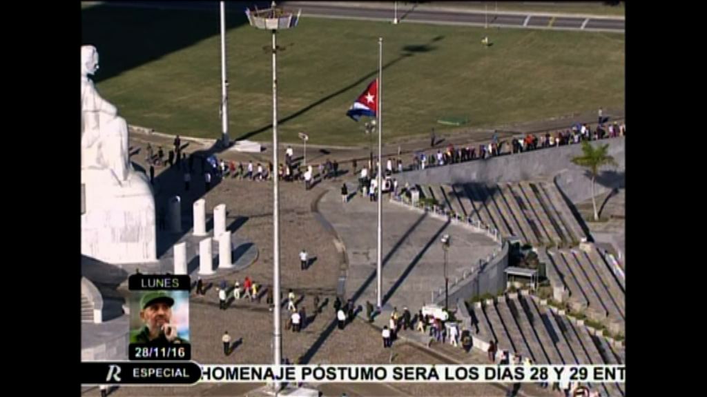 大批古巴民眾排隊悼念卡斯特羅