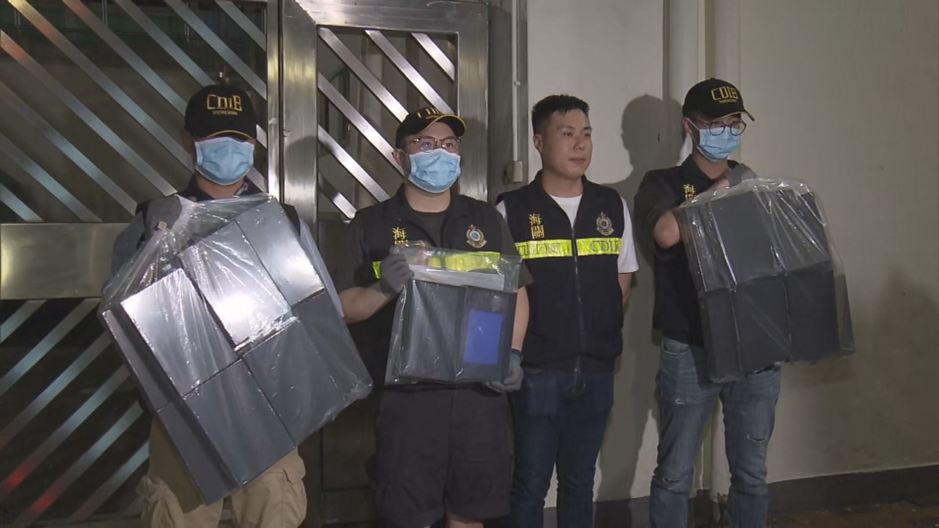 海關觀塘監控遞送行動拘一漢檢220萬毒品