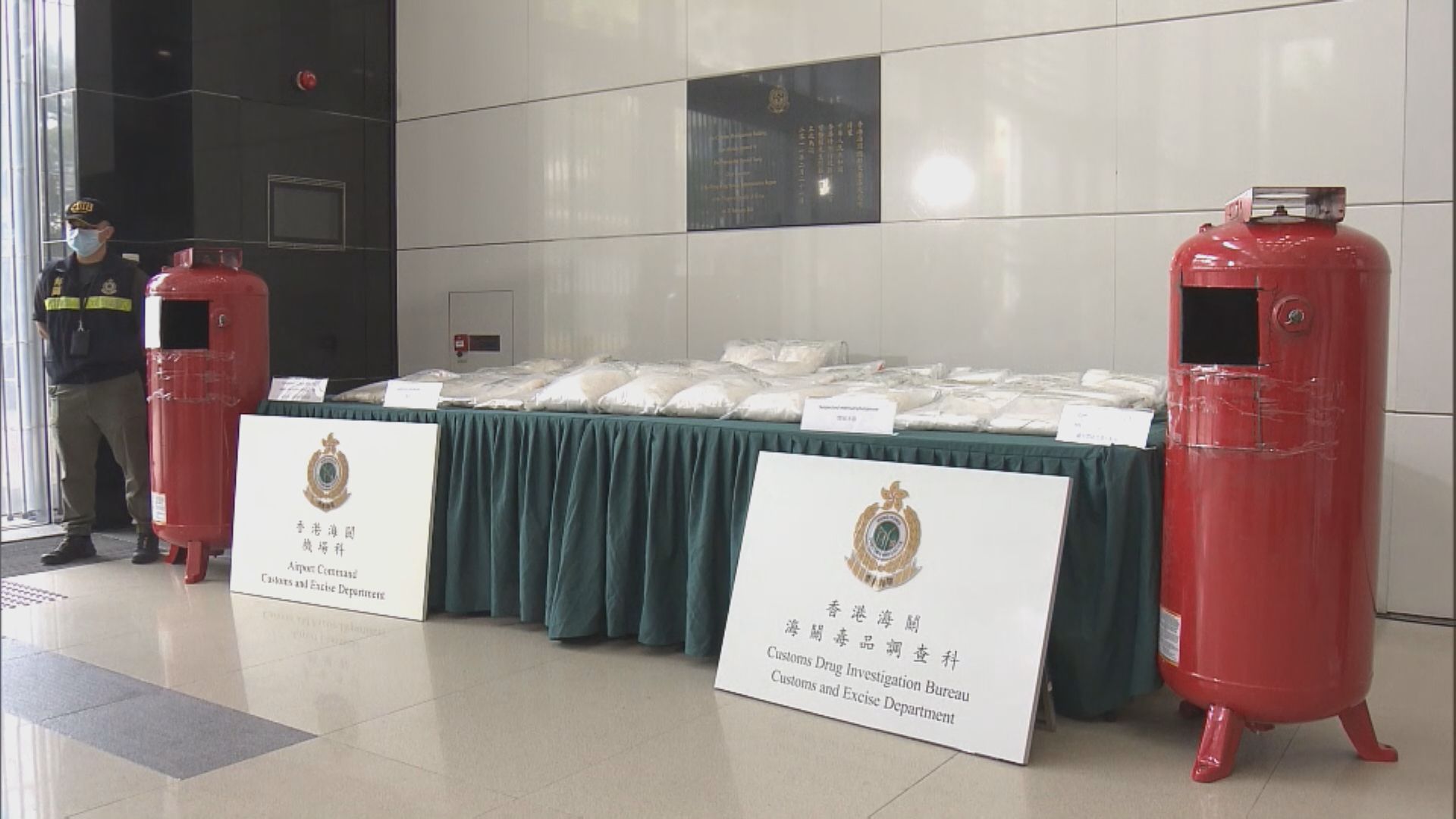 海關機場及葵涌貨倉檢獲8400萬冰毒拘3男