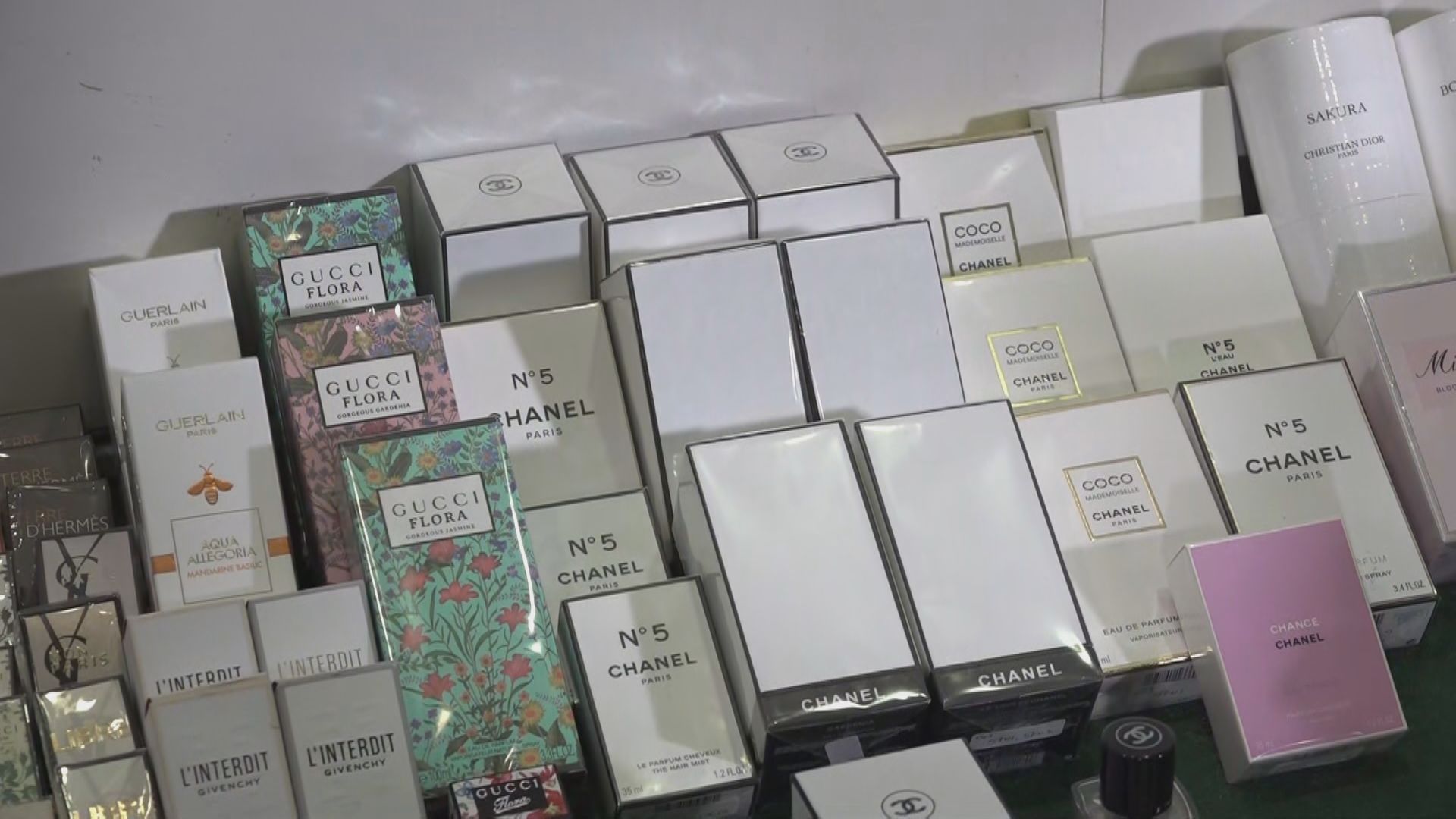 10人涉賣冒牌貨被海關拘捕