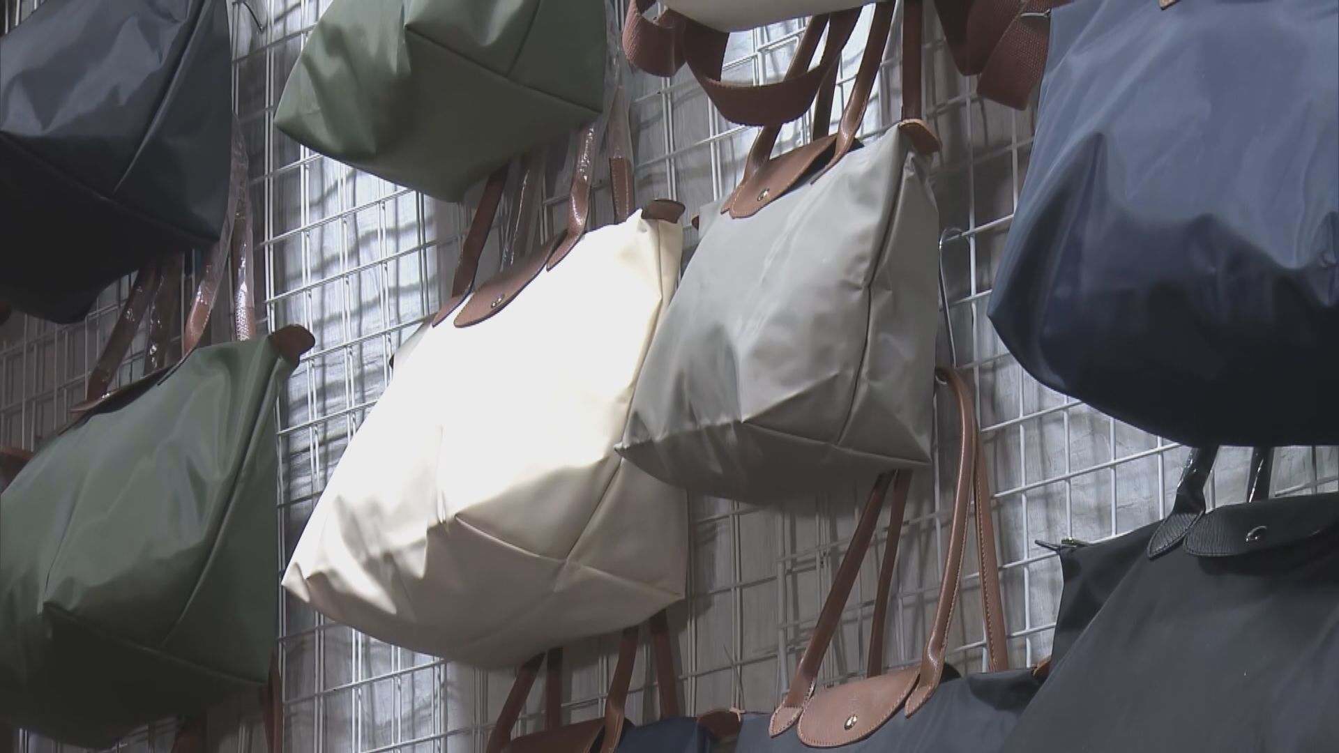 海關女人街掃蕩冒牌貨　檢近二千件貨拘兩人