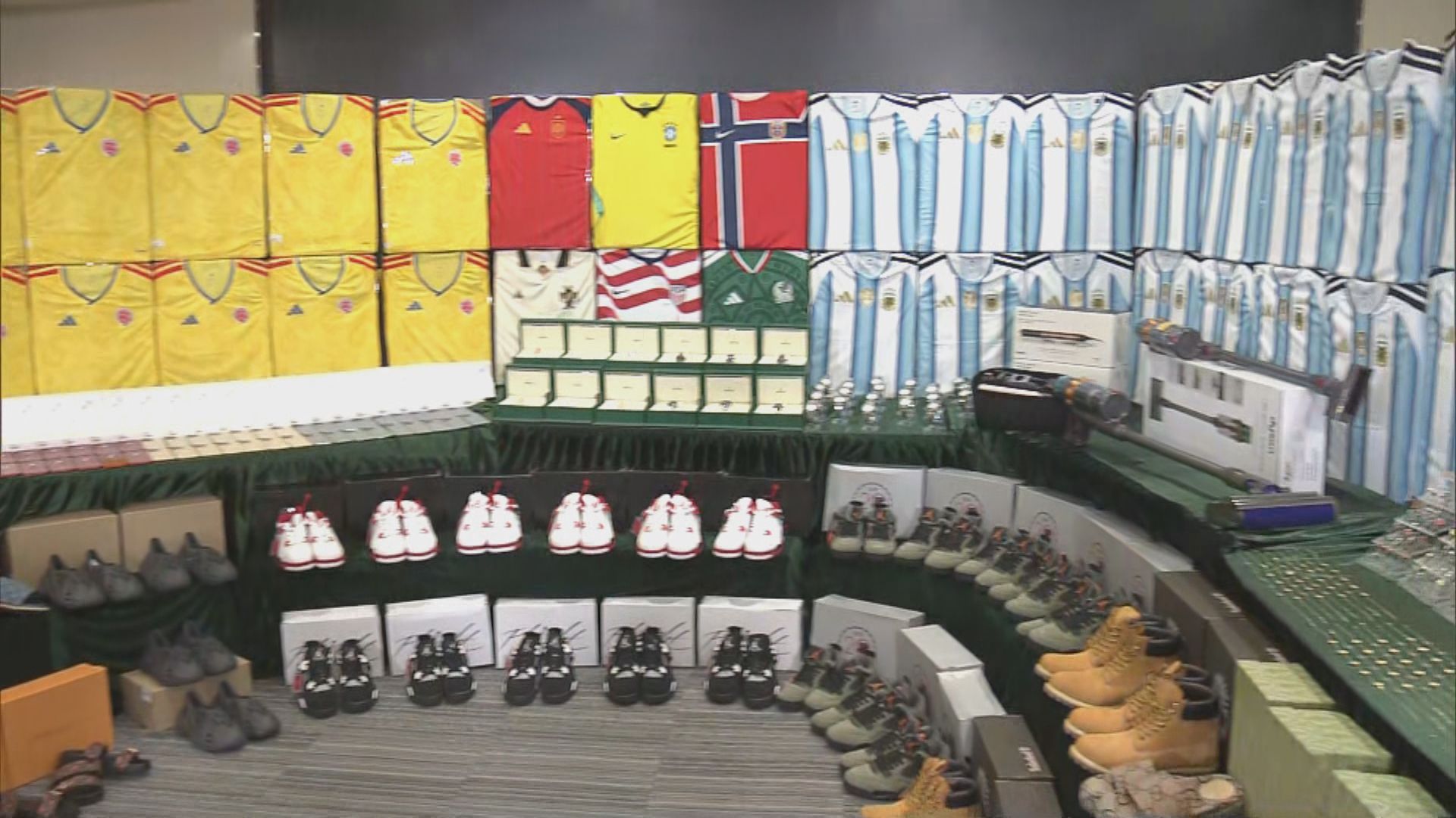 海關檢獲11萬件冒牌物品市值約6400萬元拘3人　包括世界盃球衣及手錶等　