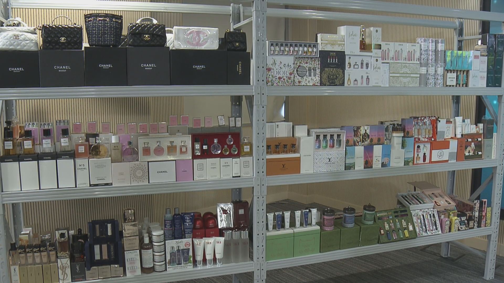 海關拘捕一男子　涉經營冒牌香水護膚品網店 