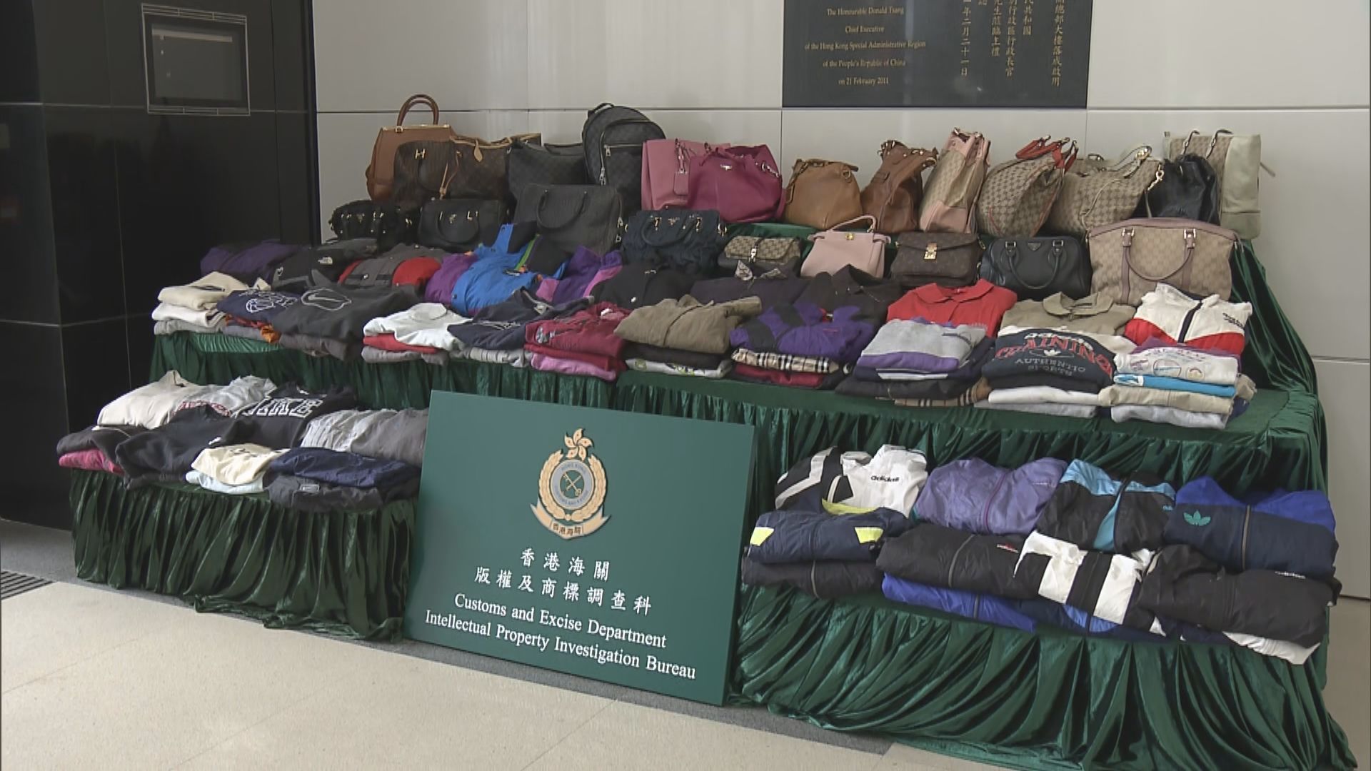 海關首次破獲懷疑冒牌古著倉庫及零售店拘兩人