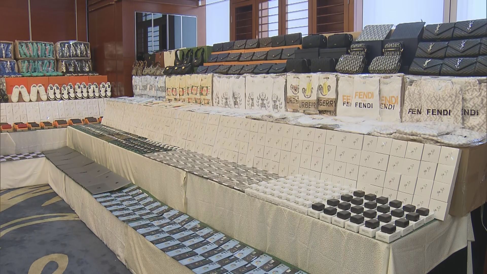 海關檢七萬多件懷疑冒牌貨拘三人