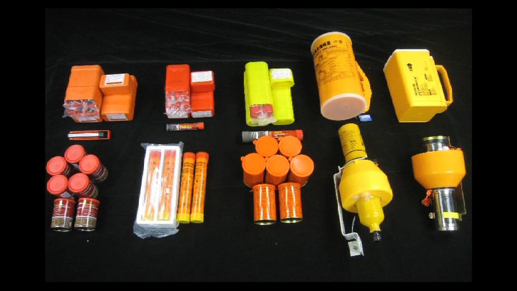 海關深圳灣檢獲逾兩萬件走私信號彈