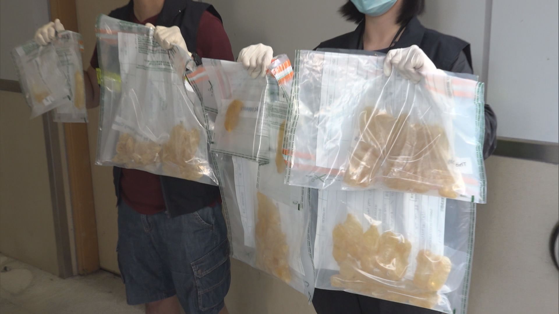 海關機場拘兩名抵港女子疑體內藏毒