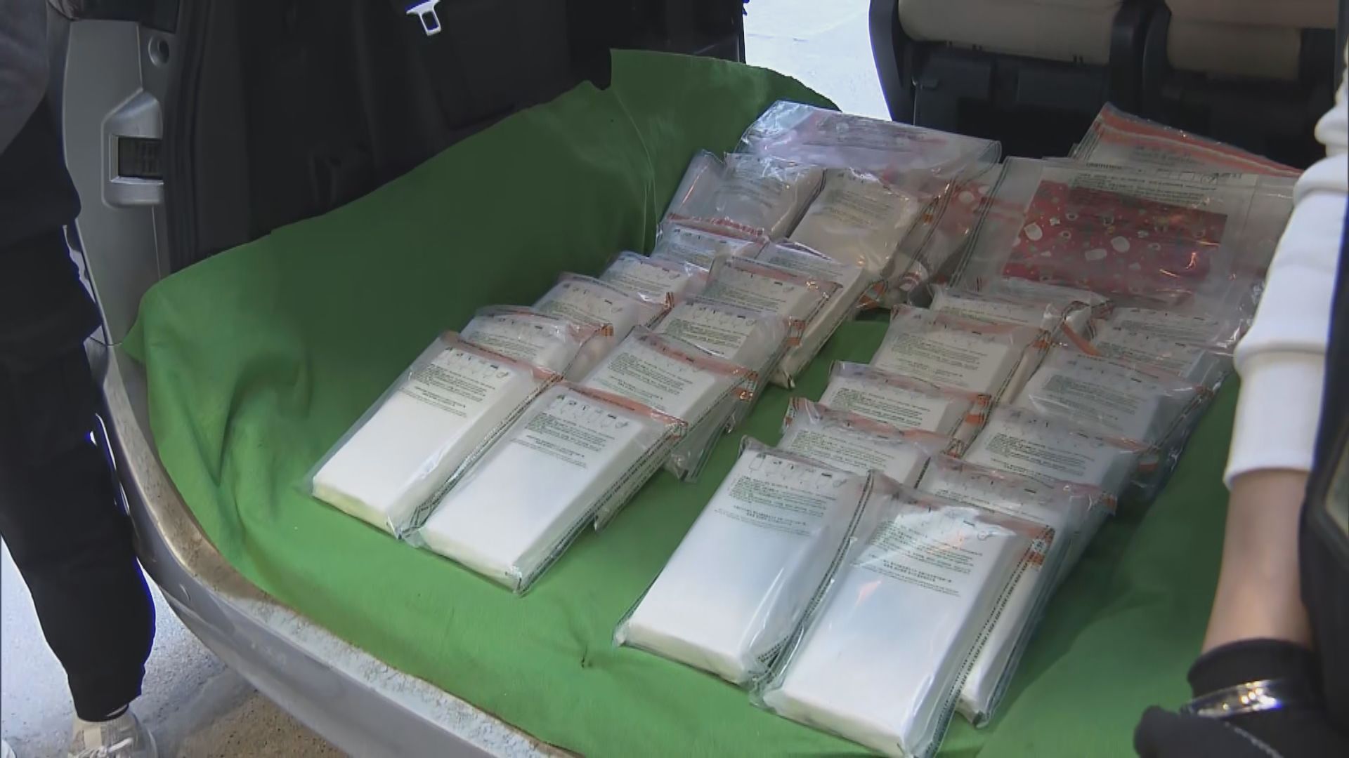 海關在機場截獲市值三千萬元懷疑可卡因