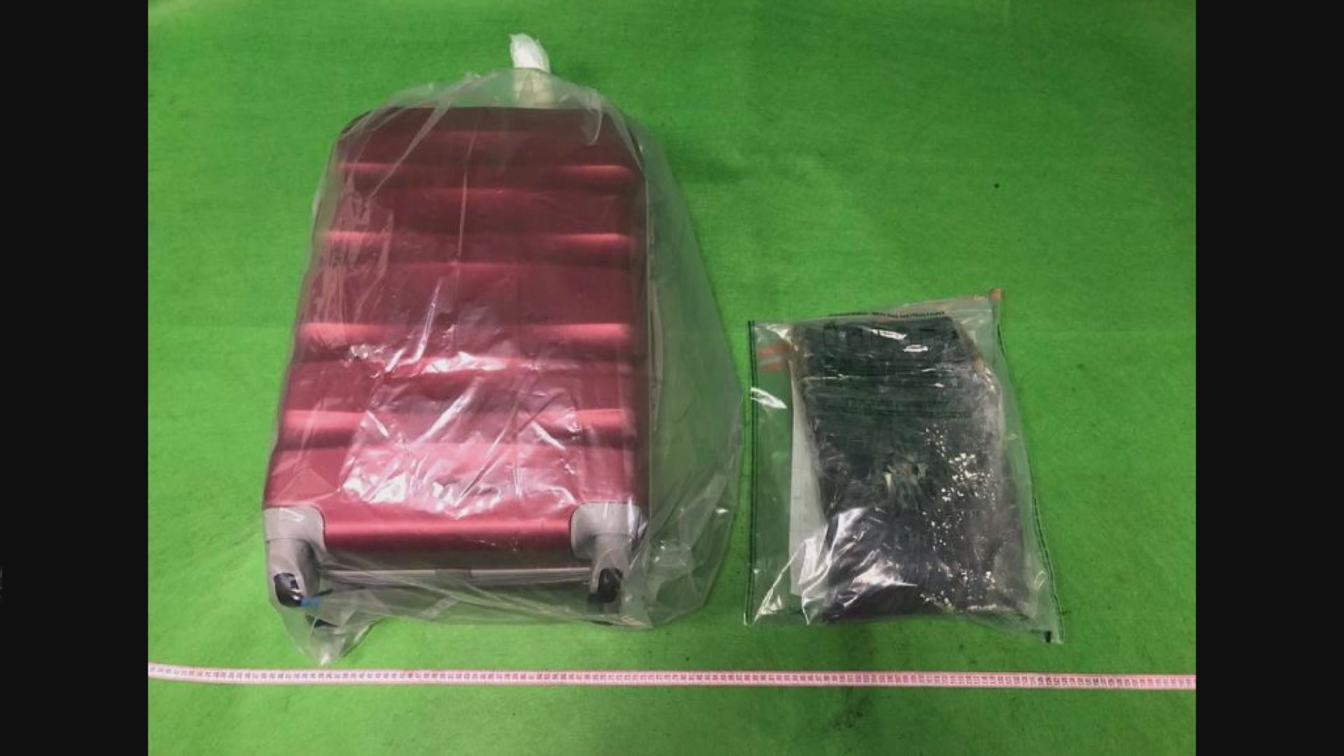 海關機場檢獲市值約四百萬懷疑可卡因　拘兩人