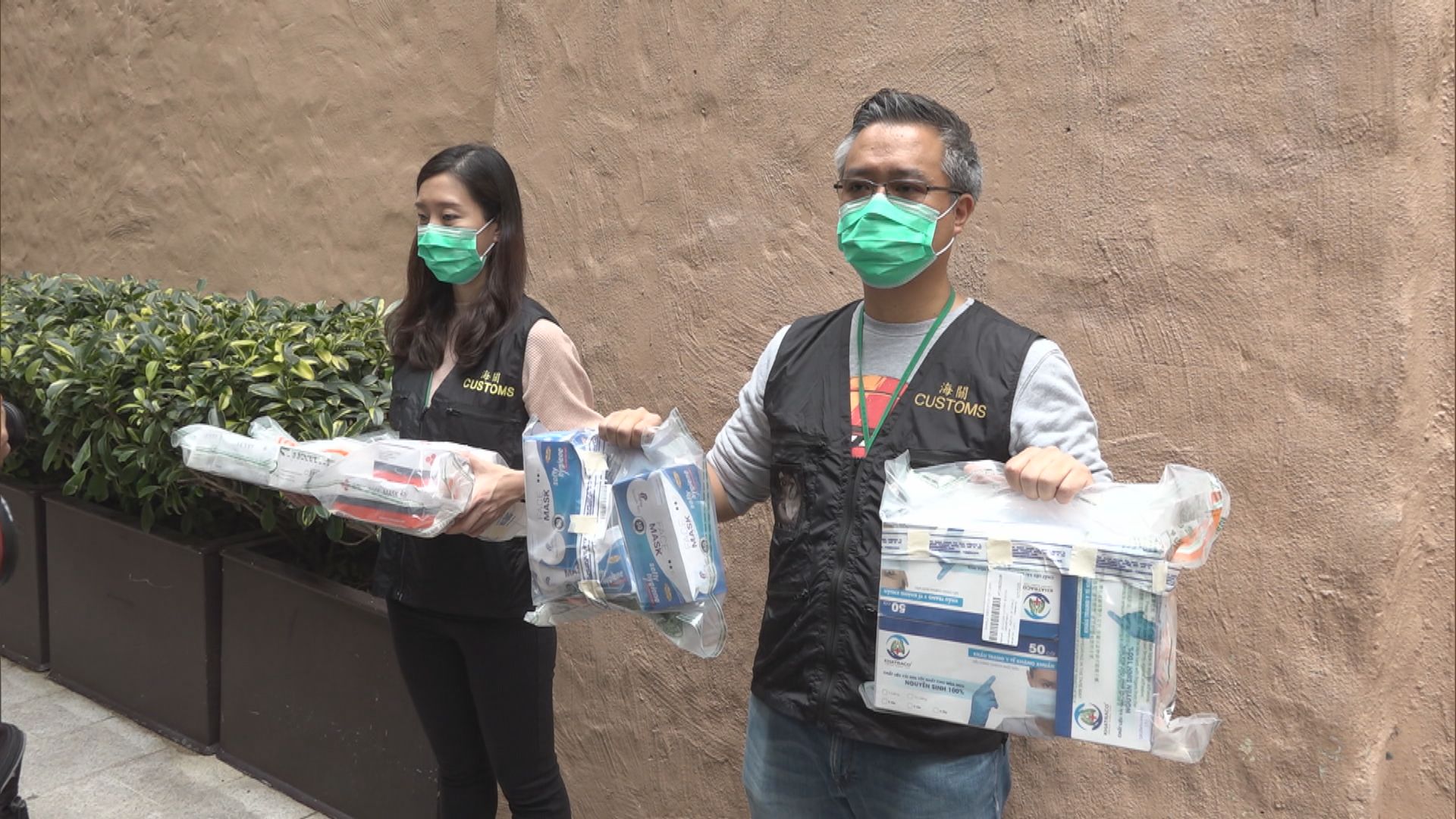 海關搜逾二萬間藥房檢含菌量超標口罩　四人被捕