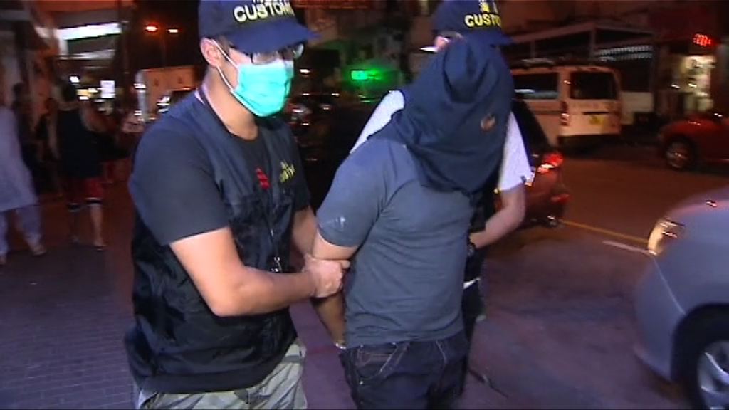 海關拘三男子涉走私香煙