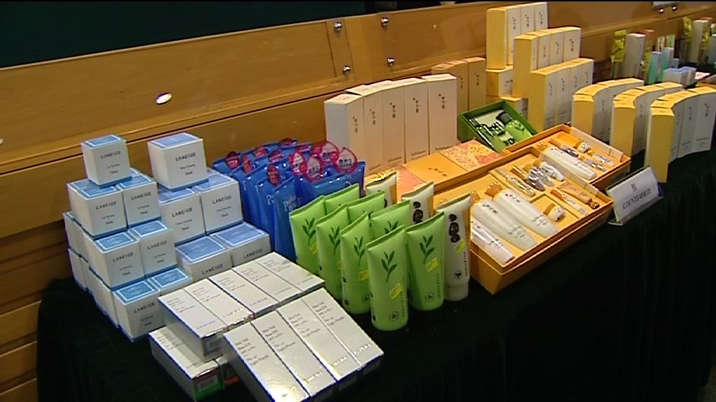 海關檢逾700件冒牌化妝品拘9人