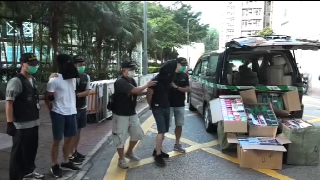 海關私家車內檢私煙拘兩男