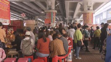 市民趁驚蟄鵝頸橋打小人 檔主︰復常後生意有好轉沒人來打官員