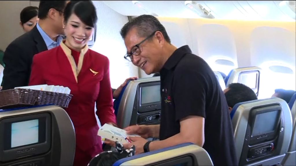 基層市民獲邀搭飛機　陳茂波贈紀念品予小孩