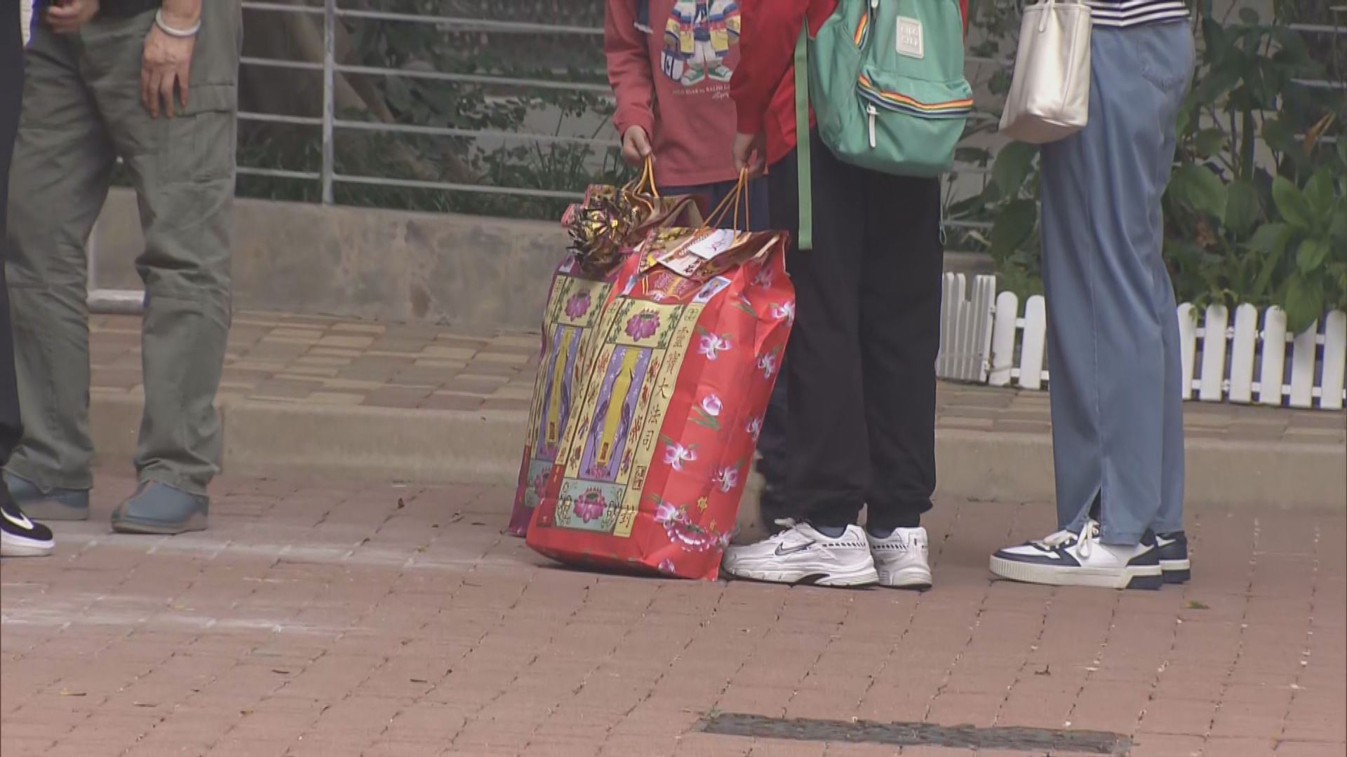 鑽石山現掃墓人潮　有市民做足防蚊措施防範基孔肯雅熱