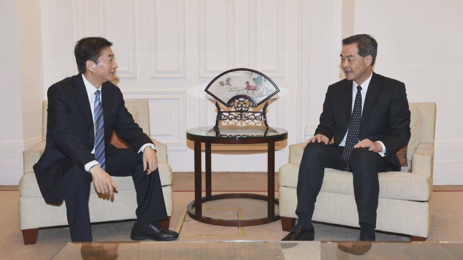 駱惠寧晤梁振英　稱對方為港穩定作歷史性貢獻