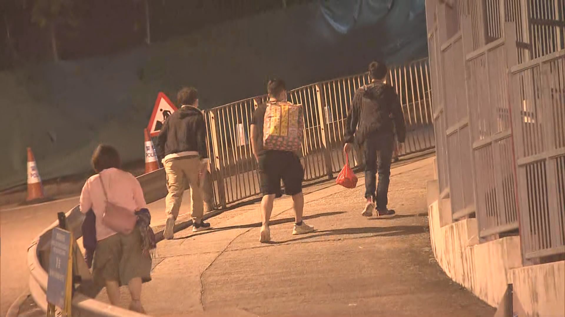 將軍澳墳場市民摸黑上山掃墓