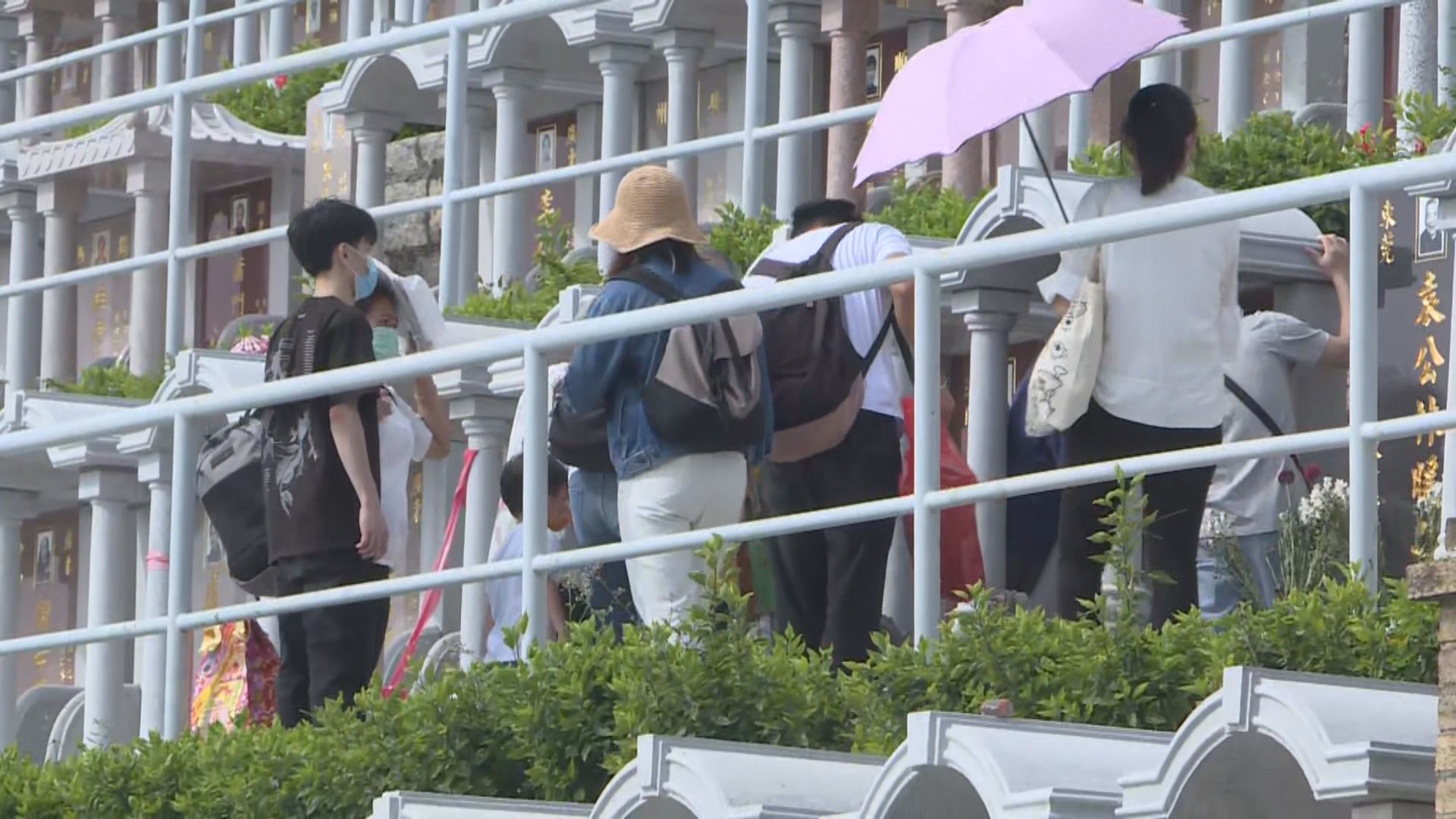 有市民趁重陽節掃墓　分批上山以遵守限聚令