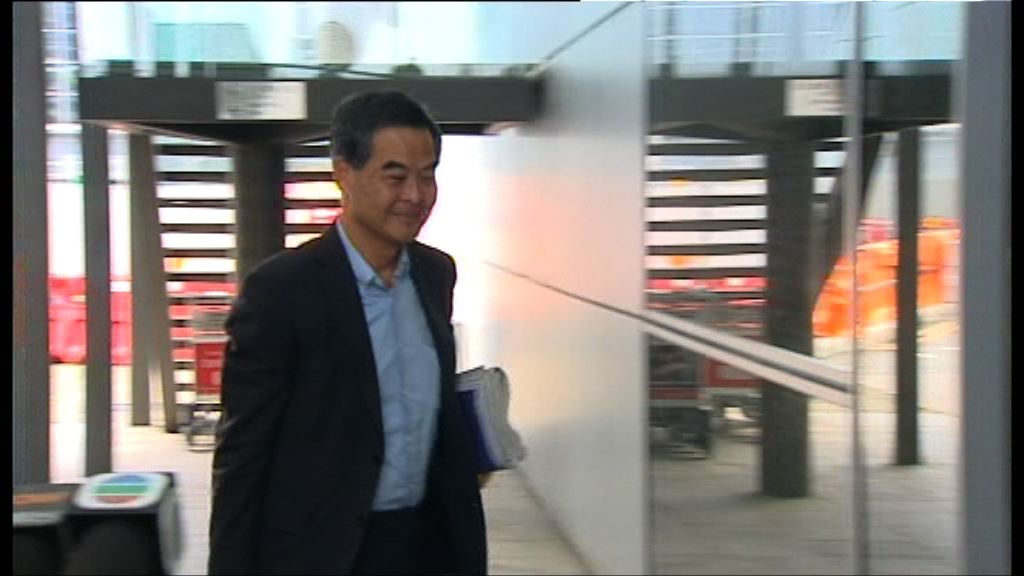 梁振英赴京出席政協活動