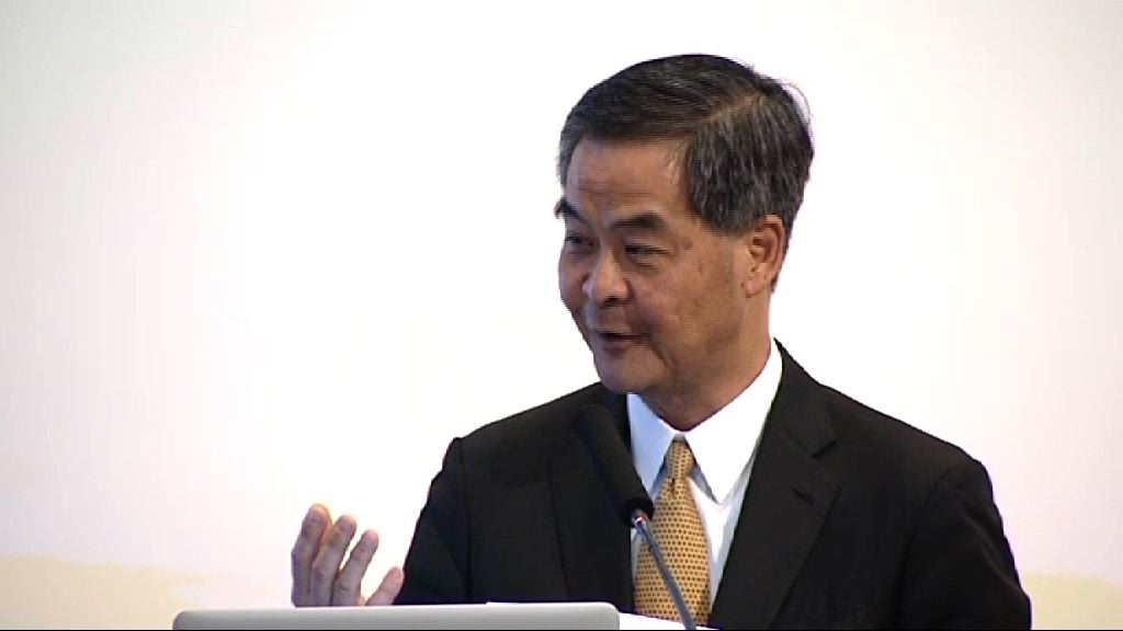 梁振英倡研無中港牌車輛可返內地 