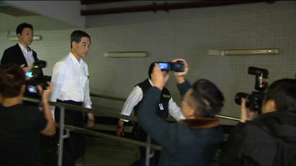 梁振英晚上到醫院探望女兒梁齊昕