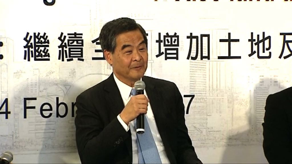 梁振英：六成人住公營房屋不可行