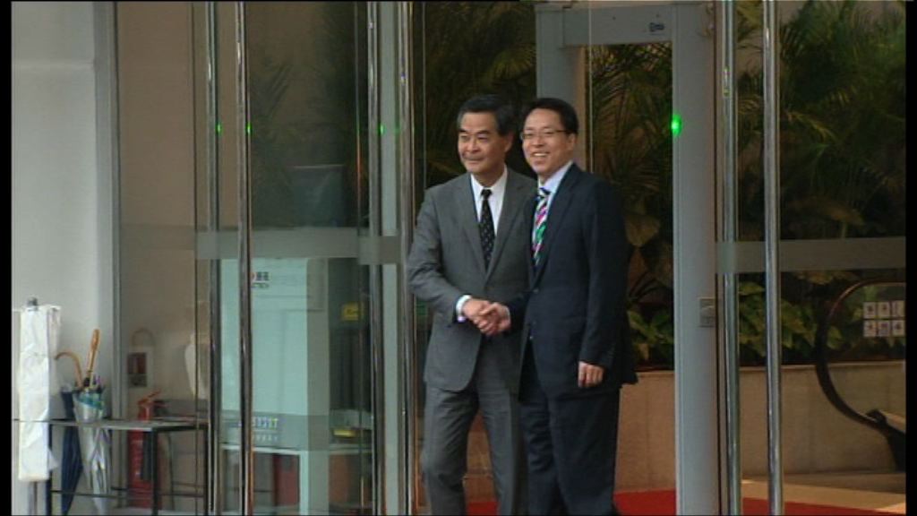 梁振英到訪中聯辦與張曉明會面