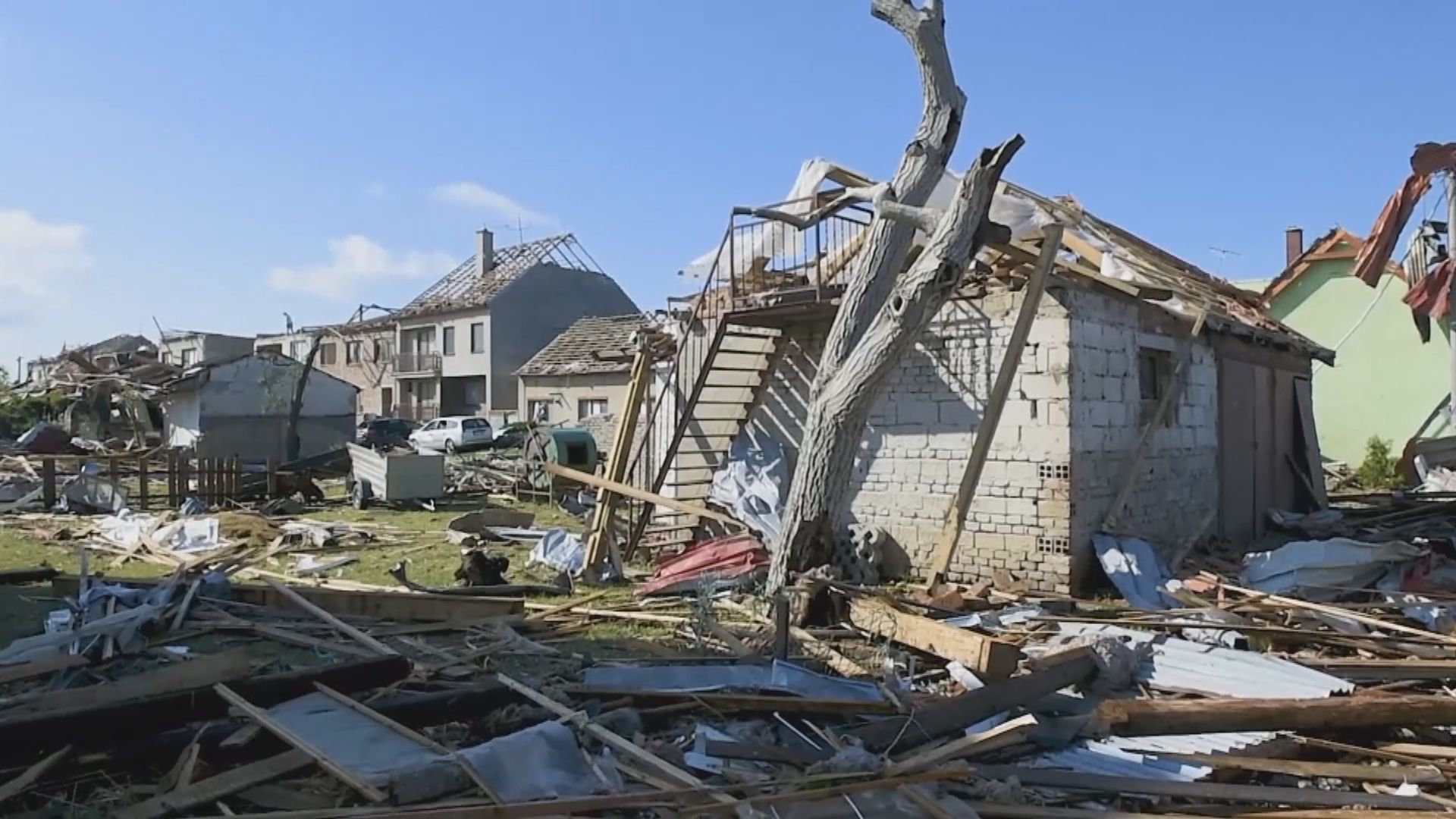 捷克遭龍捲風吹襲　至少五死數百人傷