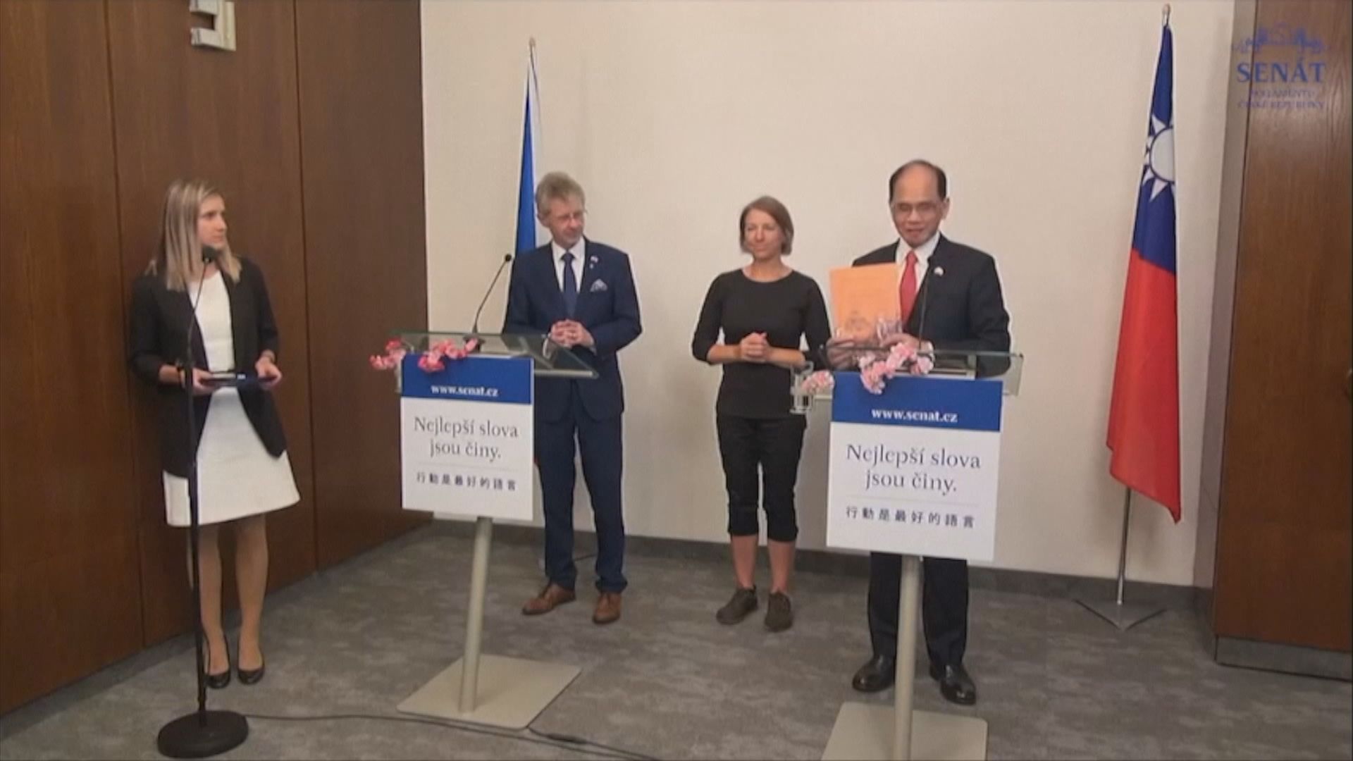 游錫堃率團訪問捷克