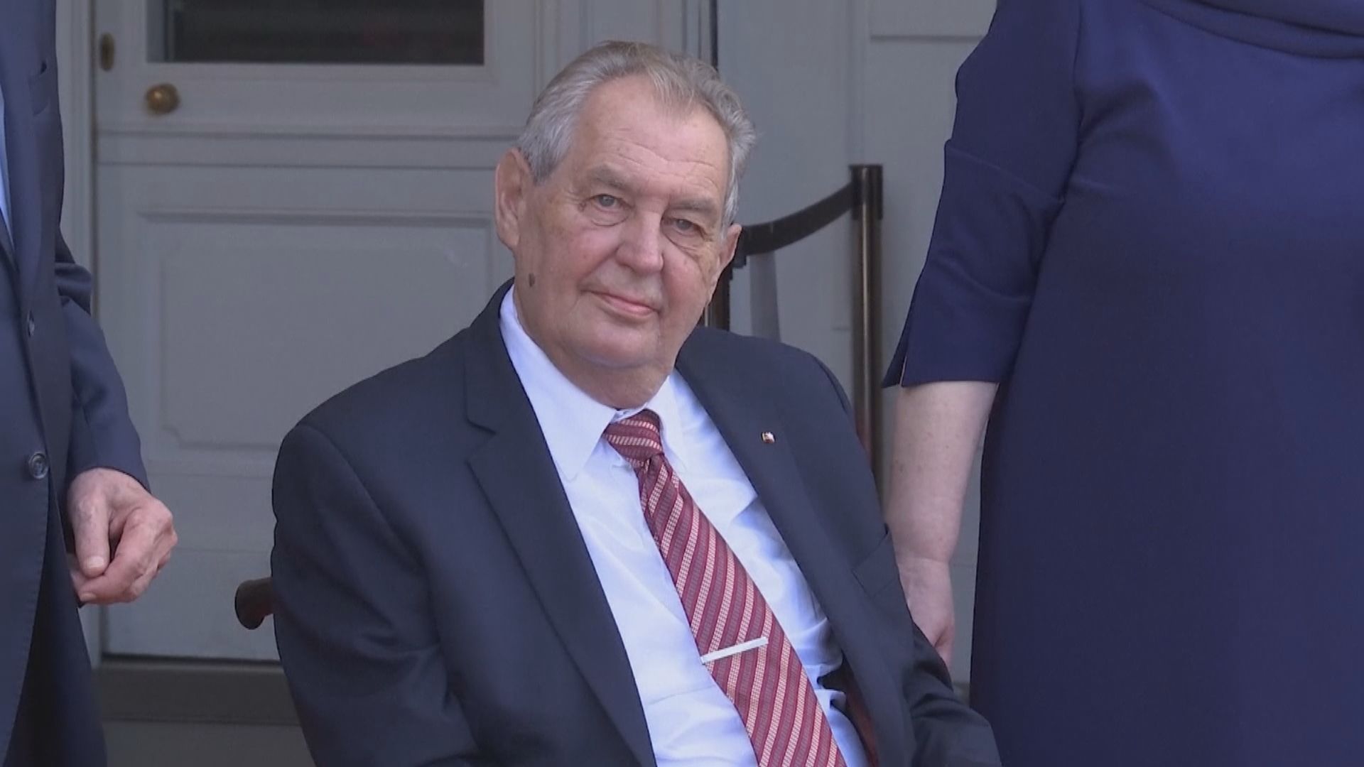 捷克總統澤曼接受新冠病毒治療後出院