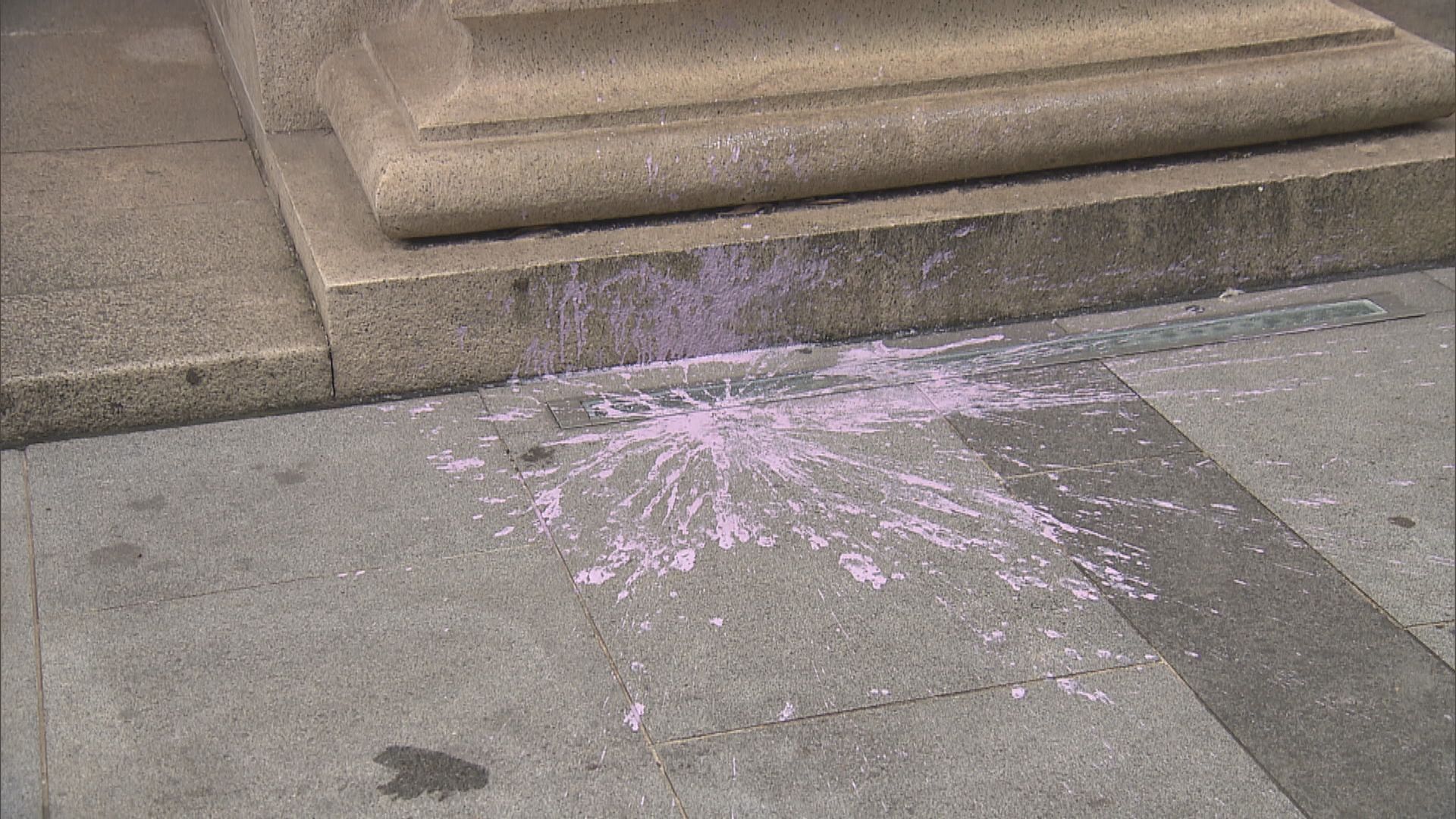 終審法院入口遭淋潑紫色漆油刑毀